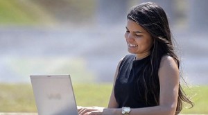 BIE - Banco de imagens externas - Banda larga é o nome dado a várias modalidades de conexão à internet (satélite, fibra ótica, rádio) que operam com maior velocidade e maior capacidade de carregamento de dados. As conexões de banda larga são as mais adequadas para que os usuários acessem serviços virtuais como videoconferências, streaming de eventos ao vivo ou redes privadas. Estima-se que no Brasil um em cada quatro usuários de internet dispõe de conexão de banda larga fixa. O Programa Nacional de Banda Larga (PNBL), instituído por meio do Decreto 7.175/2010, é uma política gerida pelo Ministério das Comunicações que tem como objetivo fomentar e difundir o uso e o fornecimento de bens e serviços de tecnologias de informação e comunicação. A proposta do PNBL é massificar a oferta de banda larga no país e promover o crescimento da capacidade da infraestrutura de telecomunicações. Foto: Edilson Rodrigues/Agência Senado